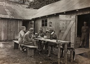 Album "Meine Weltkriegs-Erinnerungen Südwestfront (Kärnten, Italien, Südtirol) 31.03.1915-12.11.1918 - Josef Zohles Wien": Soldaten während einer Pause (s/w Foto)