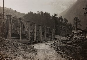 Album "Meine Weltkriegs-Erinnerungen Südwestfront (Kärnten, Italien, Südtirol) 31.03.1915-12.11.1918 - Josef Zohles Wien": Trümmer (s/w Foto)