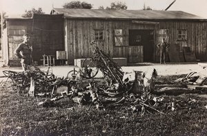 Album "Meine Weltkriegs-Erinnerungen Südwestfront (Kärnten, Italien, Südtirol) 31.03.1915-12.11.1918 - Josef Zohles Wien": Überreste eines italienischen Flugzeugs (s/w Foto)