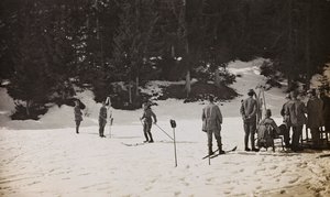 Album "Meine weltkriegs - Erinnerungen Südwestfront (Kärnten, Italien, Südtirol) 31/03/1915-12/11/1918 - Josef Zohles Wien": Soldaten auf Skiern (s/w Foto)