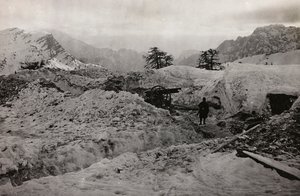 Album "Meine Weltkriegs-Erinnerungen Südwestfront (Kärnten, Italien, Südtirol) 31/03/1915-12/11/1918 - Josef Zohles Wien": Schützengräben im Schnee der von Josef Zohles