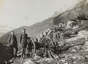 Album "Meine weltkriegs - Erinnerungen Südwestfront (Kärnten, Italien, Südtirol) 31/03/1915-12/11/1918 - Josef Zohles Wien": Soldaten mit Kanone von Josef Zohles