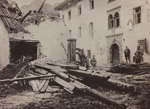 Album "Meine weltkriegs - Erinnerungen Südwestfront (Kärnten, Italien, Südtirol) 31/03/1915-12/11/1918 - Josef Zohles Wien": Soldaten und Trümmer in Valb
