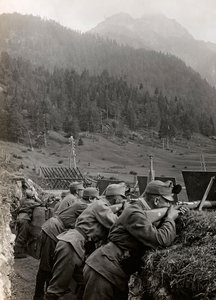 Album "Meine weltkriegs - Erinnerungen Südwestfront (Kärnten, Italien, Südtirol) 31/03/1915-12/11/1918 - Josef Zohles Wien": Soldaten in den Schützengräben