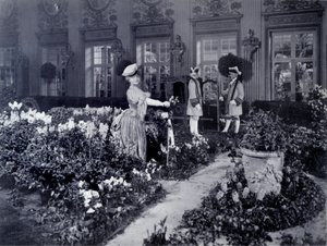 Rejane (Gabrielle Charlotte Reyu) (1856-1920), französische Komödiantin, die in einem Stuhl ankommt, um ein Ballkostüm in New York im Jahr 1905 zu tragen von Joseph Byron