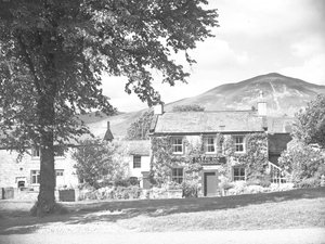 Das Stag Inn ist das Gebäude in der Mitte des Bildes mit Häusern auf beiden Seiten von Joseph Hardman