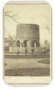 Ohne Titel (Steinturm mit Jungen)