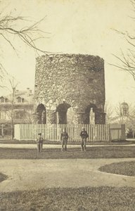 Unbenannter Steinturm mit Jungen