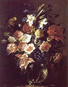 Lilien, Pfingstrosen, Tulpen, Kornblumen und andere Blumen in einer Glasvase auf einem Sockel von Juan de Arellano