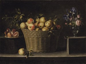 Äpfel in einem Weidenkorb, ein Granatapfel auf einem Silbertablett und Blumen in einer Glasvase