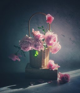 Korb mit Rosa Rosen von Judy Tseng