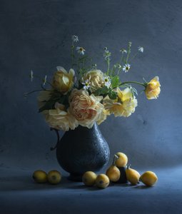 Dunkles Blumenstillleben