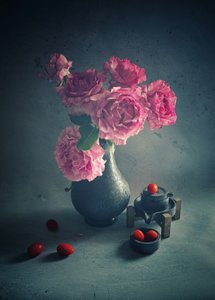 Gartenrosen und Tomaten