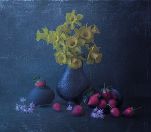 Gelbe Narzissen und Erdbeeren von Judy Tseng
