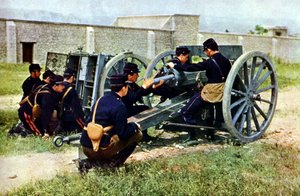 Französische Soldaten mit einem Mörser im Einsatz während der Schlacht an der Marne östlich von Paris, September 1914