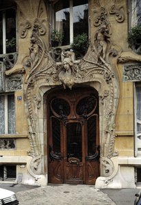 Jugendstil: Das Eingangstor der Avenue Rapp 29 im 7. Arrondissement von Paris (Foto) von Jules Lavirotte