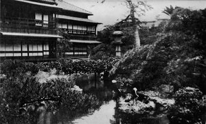 Ein Teehausgarten, Tokio. Landschaftsgestaltung mit dem Thema vulkanischer Ursprünge, um 1900, 1921 von Julian Leonard Street