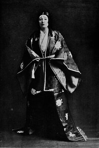 Mrs. Charles Burnett in einem japanischen Hofkostüm aus dem 15. Jahrhundert. Mrs. Burnetts Gedichte geschrieben in Japan