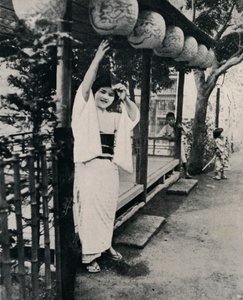 Liebenswürdiges Lächeln einer Teestuben-Maid, genannt Nesan - ältere Schwester, ca. 1900, 1921