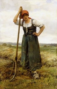 Bäuerin, die sich auf eine Heugabel stützt