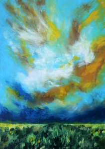 Dramatischer Himmel über dem Feld