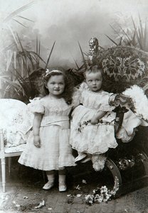 Großfürstinnen Olga Nikolajewna und Tatjana Nikolajewna von Russland, spätes 19. Jahrhundert von K. von Hahn