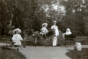 Großfürstinnen Olga, Tatiana und Maria von Russland, Zarskoje Selo, Russland, ca. 1899-1900 von K. von Hahn