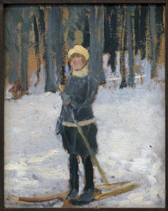Frau beim Skifahren im Wald