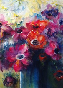 Caen-Anemonen mit Gänseblümchen