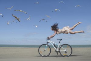Fliegende Frau Strandfahrrad von Karim Aboukelela
