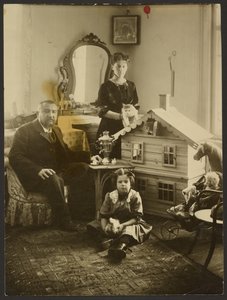 Alexander Kuprin [berühmter russischer Schriftsteller] mit seiner Familie von Karl Karlovitz Bulla