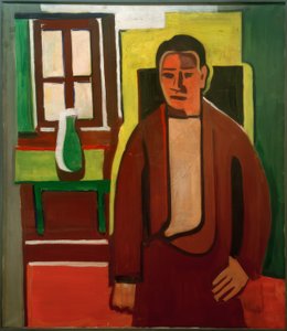 Mann, vor Fenster stehend