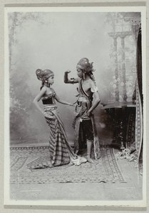Studio-Porträt von zwei javanischen Tänzern in traditioneller Kleidung und Make-up von Kassian Cephas