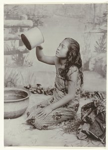 Studio-Porträt einer jungen javanischen Frau beim Waschen von Kassian Cephas