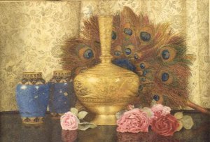 Östliche Geschenke: Cloisonné-Vase, Pfauenfedern, Damastrose und indische Vase