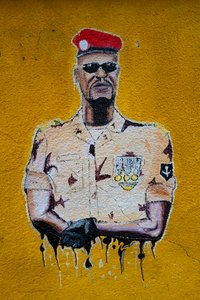 Straßenkunstporträt von Mamadi Doumbouya, Conakry, 2019
