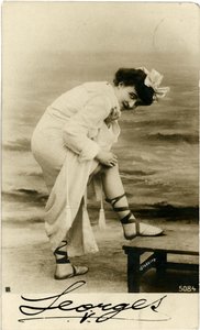 Frau am Strand, ca. frühes 20. Jahrhundert von Alec Hunter