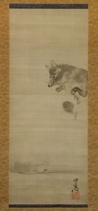 Tanuki Waschbärhund betrachtet sein Spiegelbild im Wasser, spätes 19. Jahrhundert