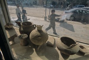 Afghanistan; Herat; Antiquitäten zum Verkauf; Schaufenster; Straßenszene, mm7167, Mendi, 2004 (Foto)