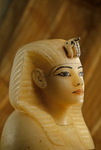 Kanopenverschluss aus Alabaster aus dem Grab von Tutanchamun in Form eines Frauenporträts von Kenneth Garrett