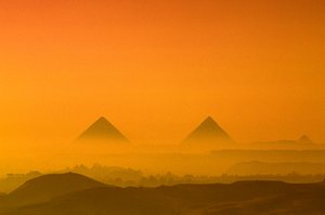 Ägypten; Altes Reich; Gizeh-Plateau; Pyramiden von Gizeh; Cheops; Chephren; Mykerinos von Kenneth Garrett