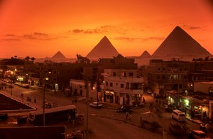 Ägyptens Altes Reich; Stadtansicht mit Pyramiden; Gizeh-Plateau; Gizeh; Ägypten von Kenneth Garrett