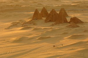 Gebel Barkal, Tempelkomplex, Pharao Taharka, Mut-Tempel, B300, Stadt Kareima, Nilfluss..., 2007 (Foto) von Kenneth Garrett
