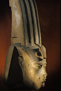 Kopf der kolossalen Statue von Echnaton; Karnak; Aton-Tempel; Amenhotep IV. Als Pharao... von Kenneth Garrett