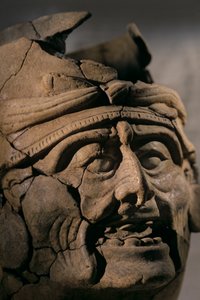 Weihrauchbrenner in Form eines Göttergesichts, Keramik, Artefakt aus Aguateca, Maya-Hauptstadt