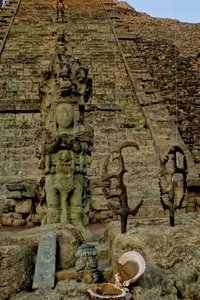 Maya; Copán; Honduras; Tempel 26, Hieroglyphentreppe, Feuersteine, David Stuart fand Opfergabe...