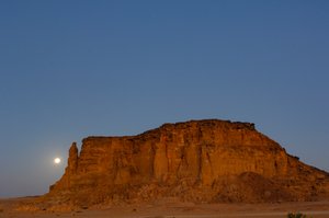 Monduntergang und Sonnenaufgang, Tempel von Taharka, Ram-Tor, Gebel Barkal, Tempelkomplex, Pharao... von Kenneth Garrett