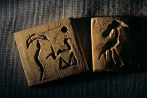 Prädynastisches Elfenbeinetikett, früheste Schrift, Dr. Gunter Dreyer, Ägypten, 2005 von Kenneth Garrett