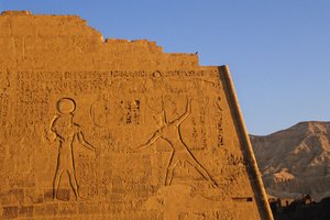 Ramses III. schlägt Feinde, Haupttempel, Pylon, Medinet Habu, Neues Reich, Ägypten, szenisch