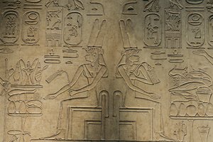 Relief aus Abydos, Göttin Mut, Artefakt; Ägypten, 2005 von Kenneth Garrett